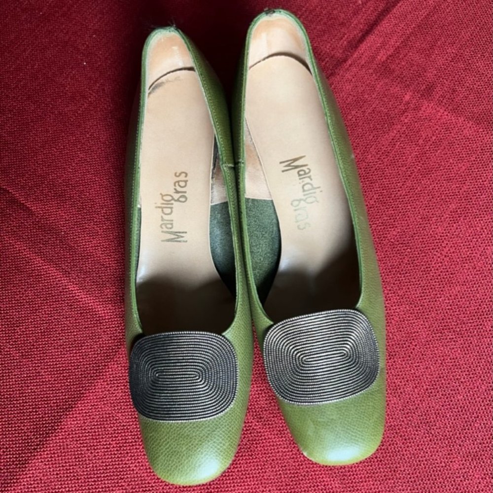 Unique Mod 1960s-era olive green low pumps - size 7